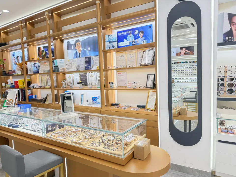 壹号视觉镜架与店内陈列